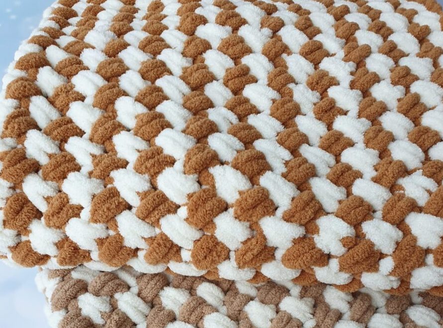 20220129_105909_1643478123825 Baby blanket brown/white - Image 1