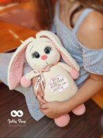 Nime ja sünniandmetega piimavalge/roosa jänku. Nimeline heegeldatud mänguasi - Image 3