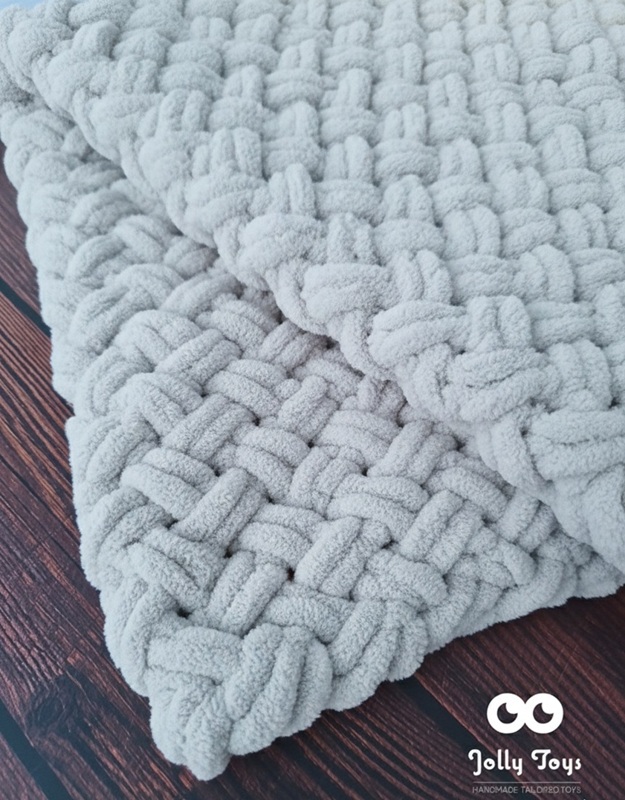 halltekk Pehme ja soe käsitsi kootud beebitekk on valmistatud kvaliteetsest Alize Puffy lõngast, mis on tuntud oma kohevuse ja beebisõbralikkuse poolest. Neutraalne hall toon sobib ideaalselt nii tüdrukule kui poisile ning sobitub kaunilt igasse lastetuppa või vankrisse.