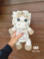 Mänguasi hobune koos nime ja sünniandmetega