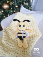 Crochet bee, a happy handicraft toy