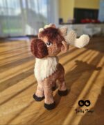 Uhke heegeldatud põder-pehme ja eriline kaaslane