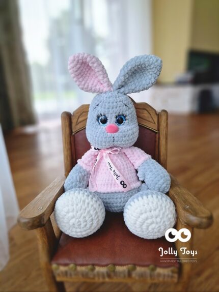 Nime ja sünniandmetega hall jänes roosas särgis