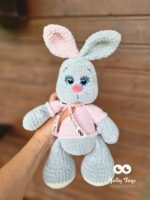 Nime ja sünniandmetega hall jänes roosas särgis