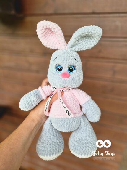 Nime ja sünniandmetega hall jänes roosas särgis