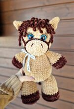 Heegeldatud pruun hobune isikupärastatud nime ja sünniandmetega, beebikingitus