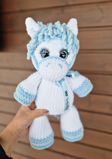 Personaliseeritav valge hobune helesiniste detailidega